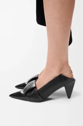 Zapatos de tacón con solapa tipo origami en piel de cordero