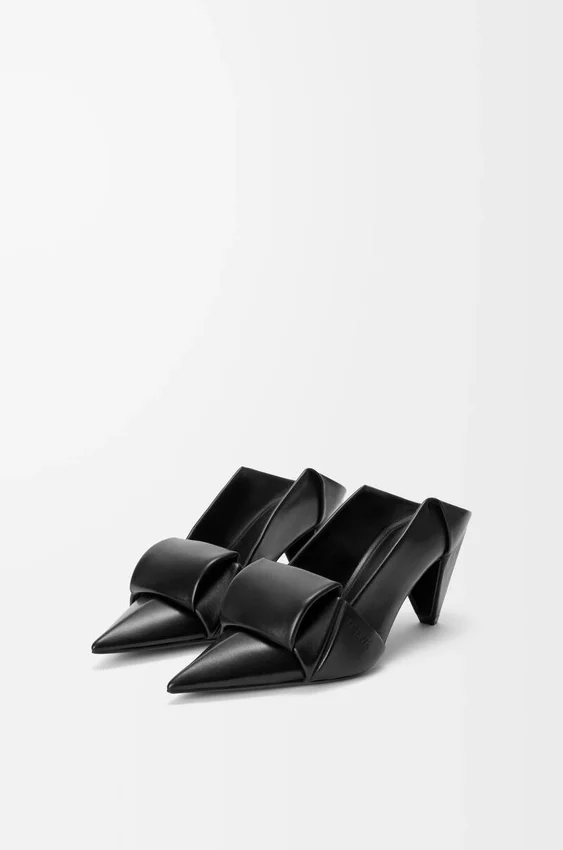 Zapatos de tacón con solapa tipo origami en piel de cordero Zapatos de tacón con solapa tipo origami en piel de cordero