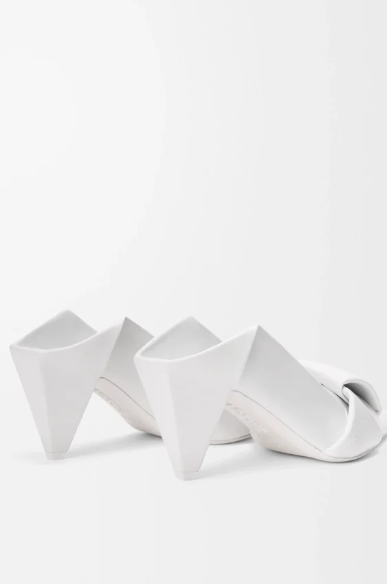 Zapatos de tacón con solapa tipo origami en piel de cordero Zapatos de tacón con solapa tipo origami en piel de cordero