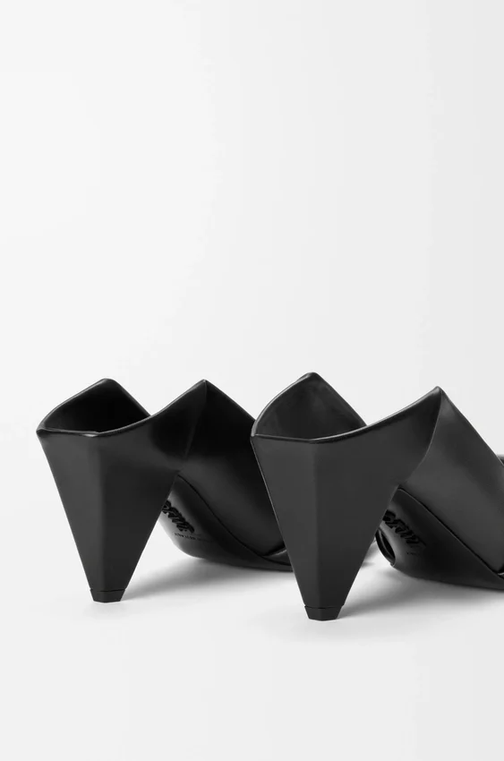 Zapatos de tacón con solapa tipo origami en piel de cordero Zapatos de tacón con solapa tipo origami en piel de cordero